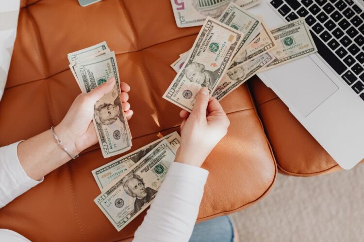 financial habits of women who always have money